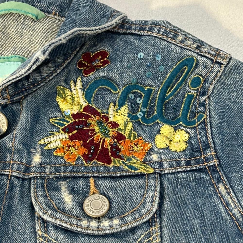 Hollister Cali Embroidered Denim Jacket Women's Size S Palm Trees Flowers Y2K - Picture 3 of 9